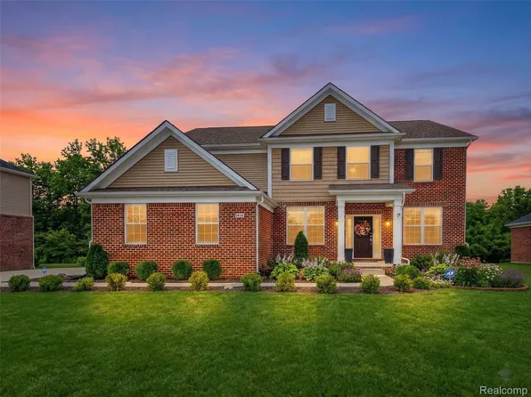 4172 Walcott Dr, Lake Orion, MI 48359