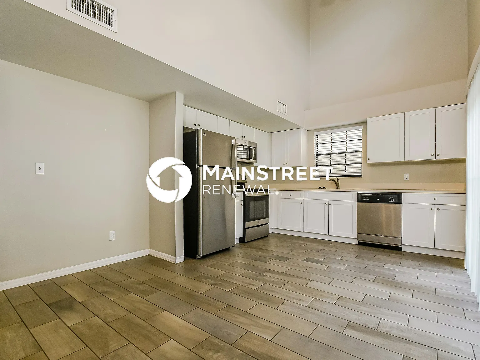 604 Breezeway Ct — Photo 2