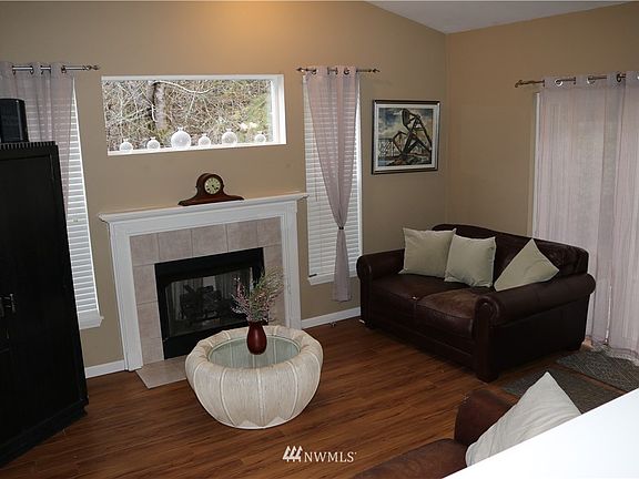 5th image of 1047 NW Gladiola Ct
