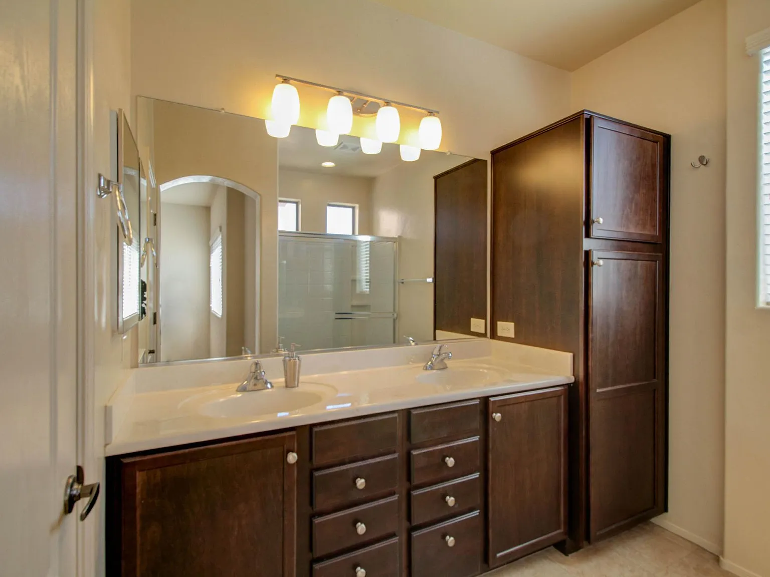 3 bed, 1811 sqft, $2,045 — Photo 4
