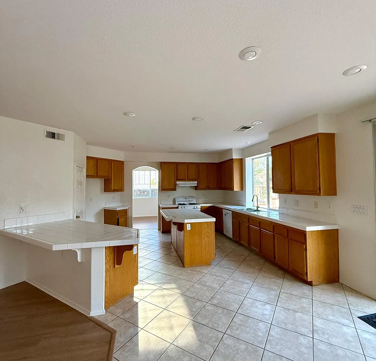 5 bed, 2855 sqft, $3,945 — Photo 4