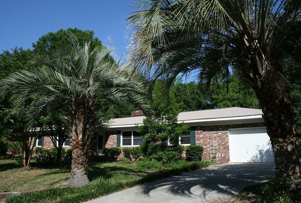 Beautiful Brick Home with Welcoming Palms