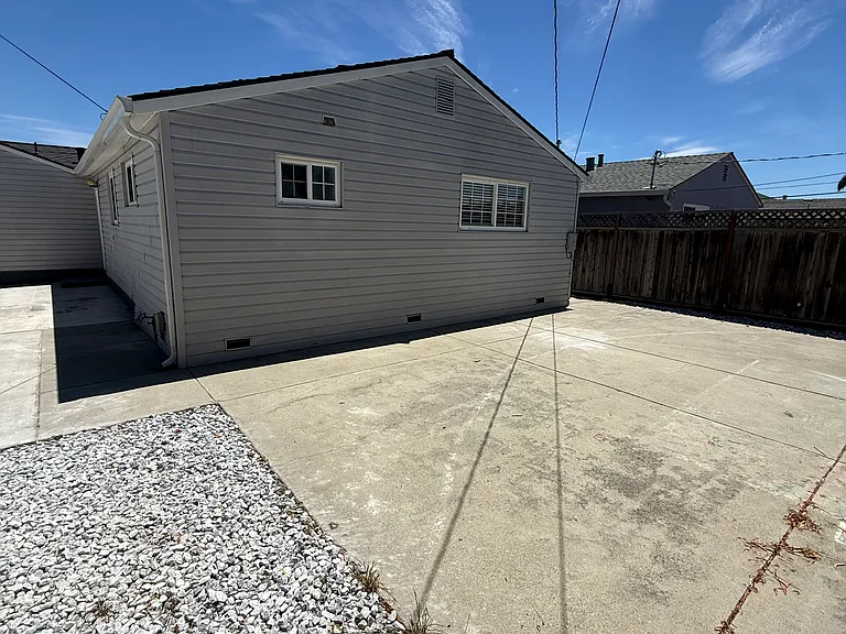 4765 Serra Ave — Photo 32