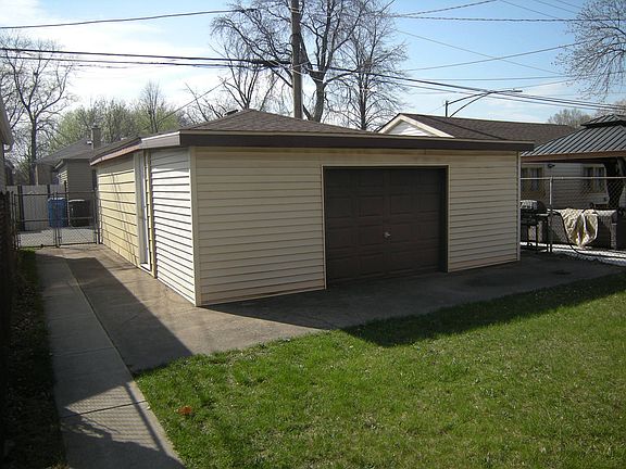 4th image of 10704 S Avenue C