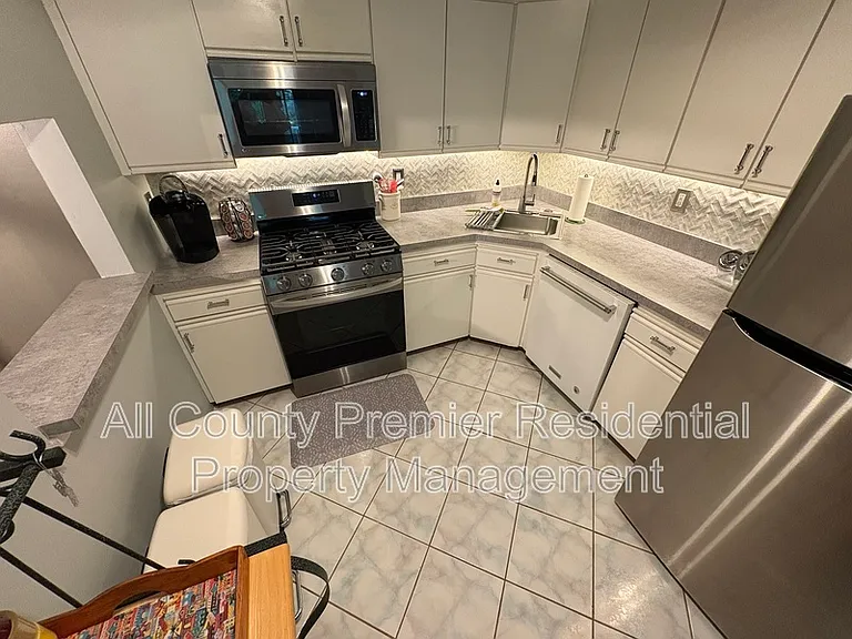 60 Versailles Ct — Photo 7