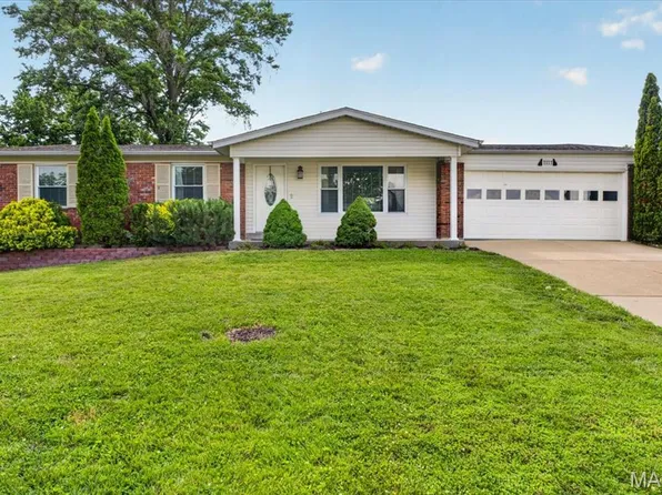 1111 Sandstone Dr, Saint Louis, MO 63146