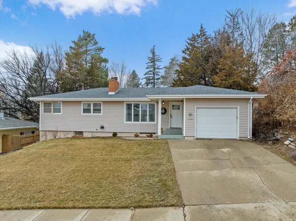 901 21st St NW, Minot, ND 58703
