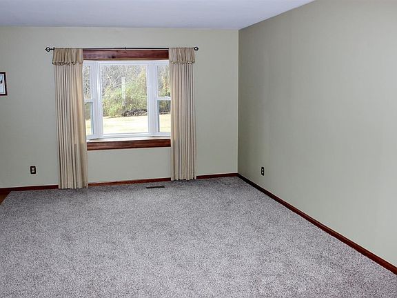 3rd image of 4122 Pine Dr
