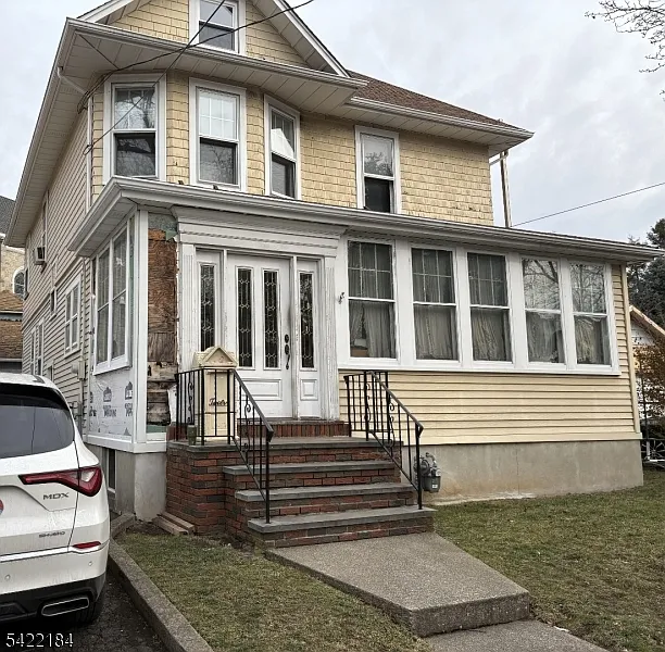 12 Maple Pl photo 1