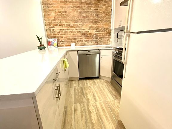3rd image of 166 Lafayette Ave APT 2
