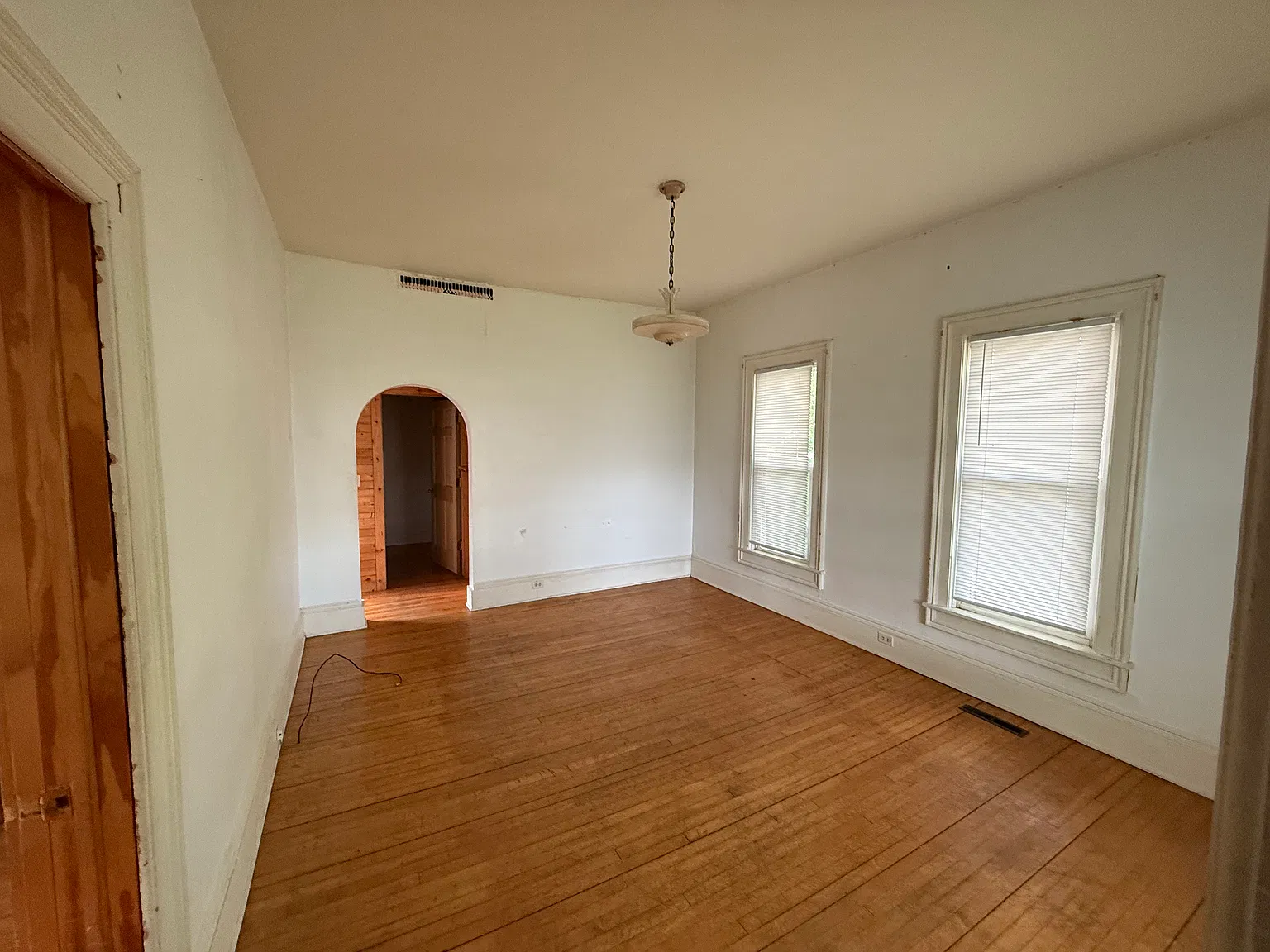 3 bed, 996 sqft, $375 — Photo 2