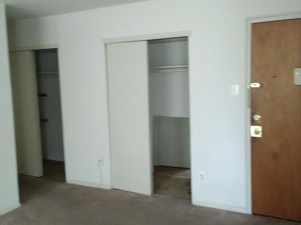 2nd image of 920 Emerson St #3