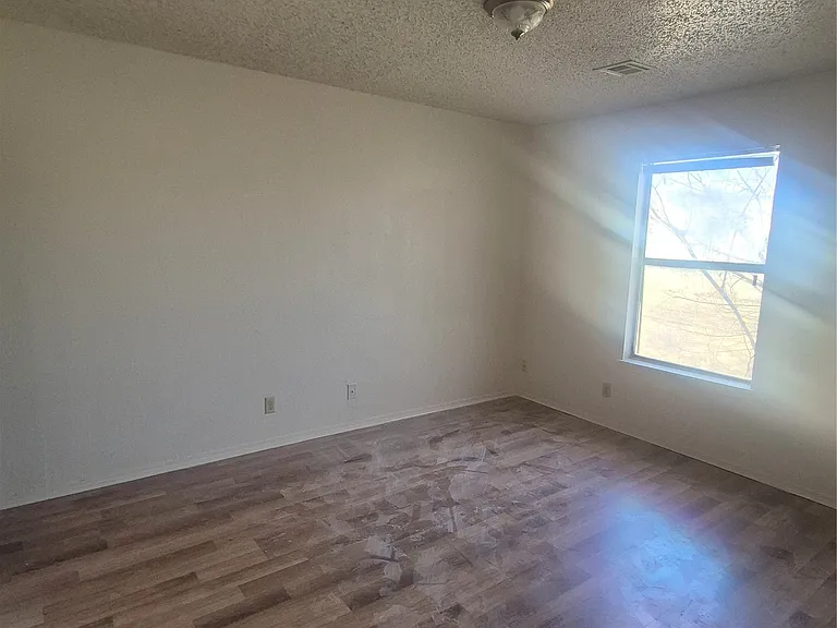 1031 N Oak Ct — Photo 7