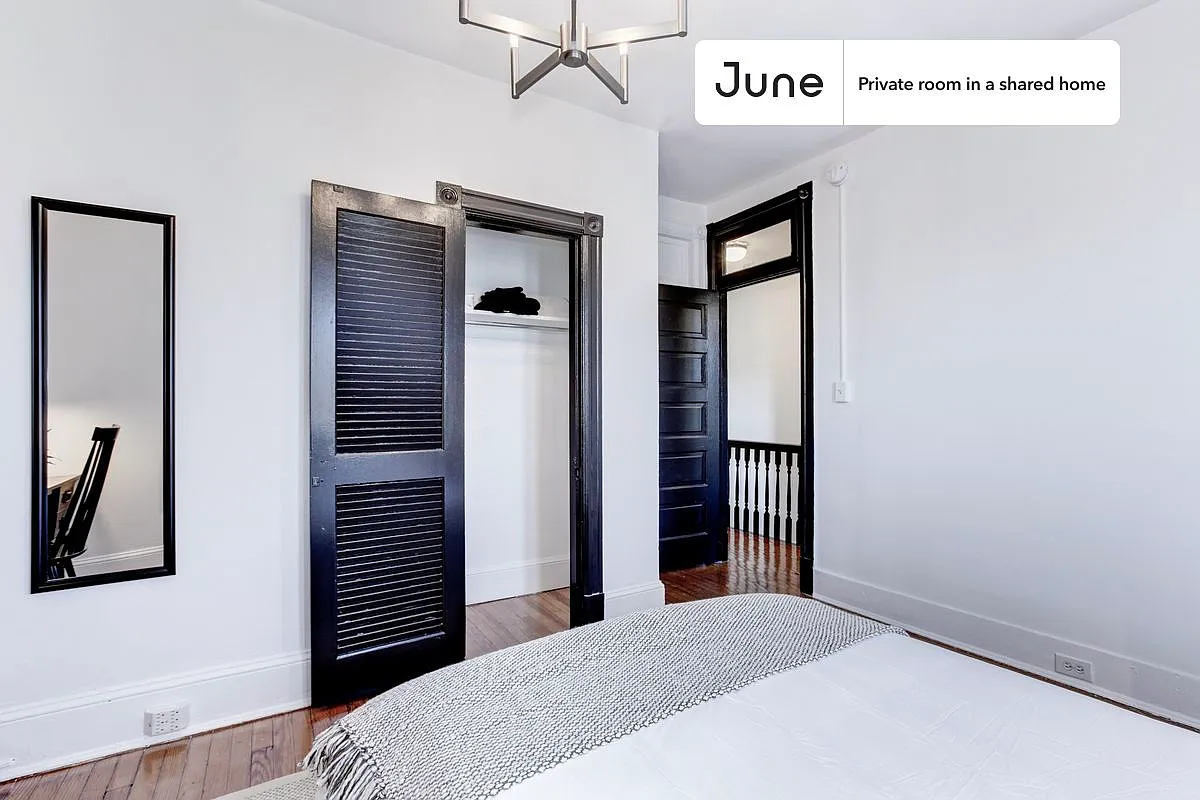 Queen bedroom in 4 bed/1.5 bath home in Capitol Hill #176 2A — Photo 3