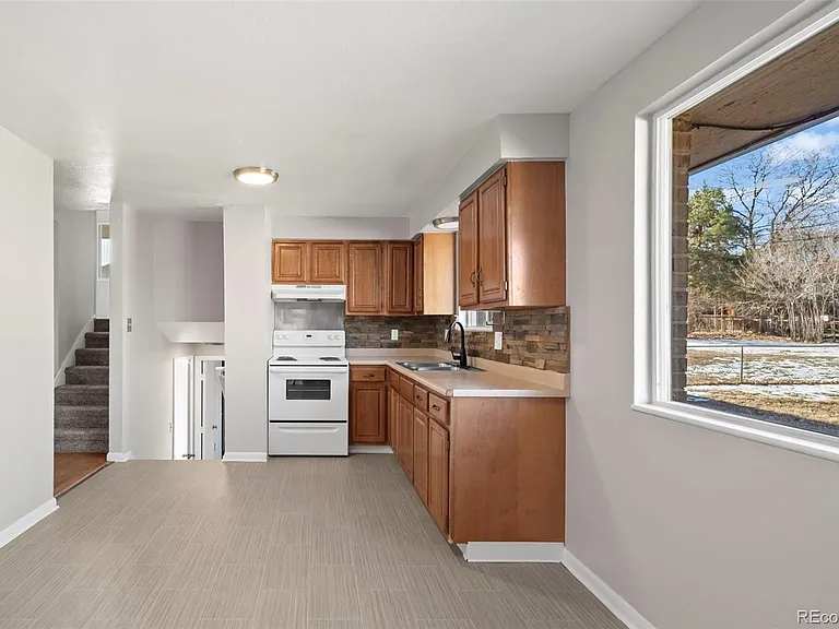 455 S Oak St — Photo 8