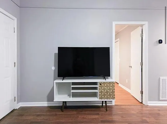 356 Kingview Drive - A — Photo 3