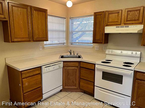 4th image of 121 Cambridge Dr APT 4