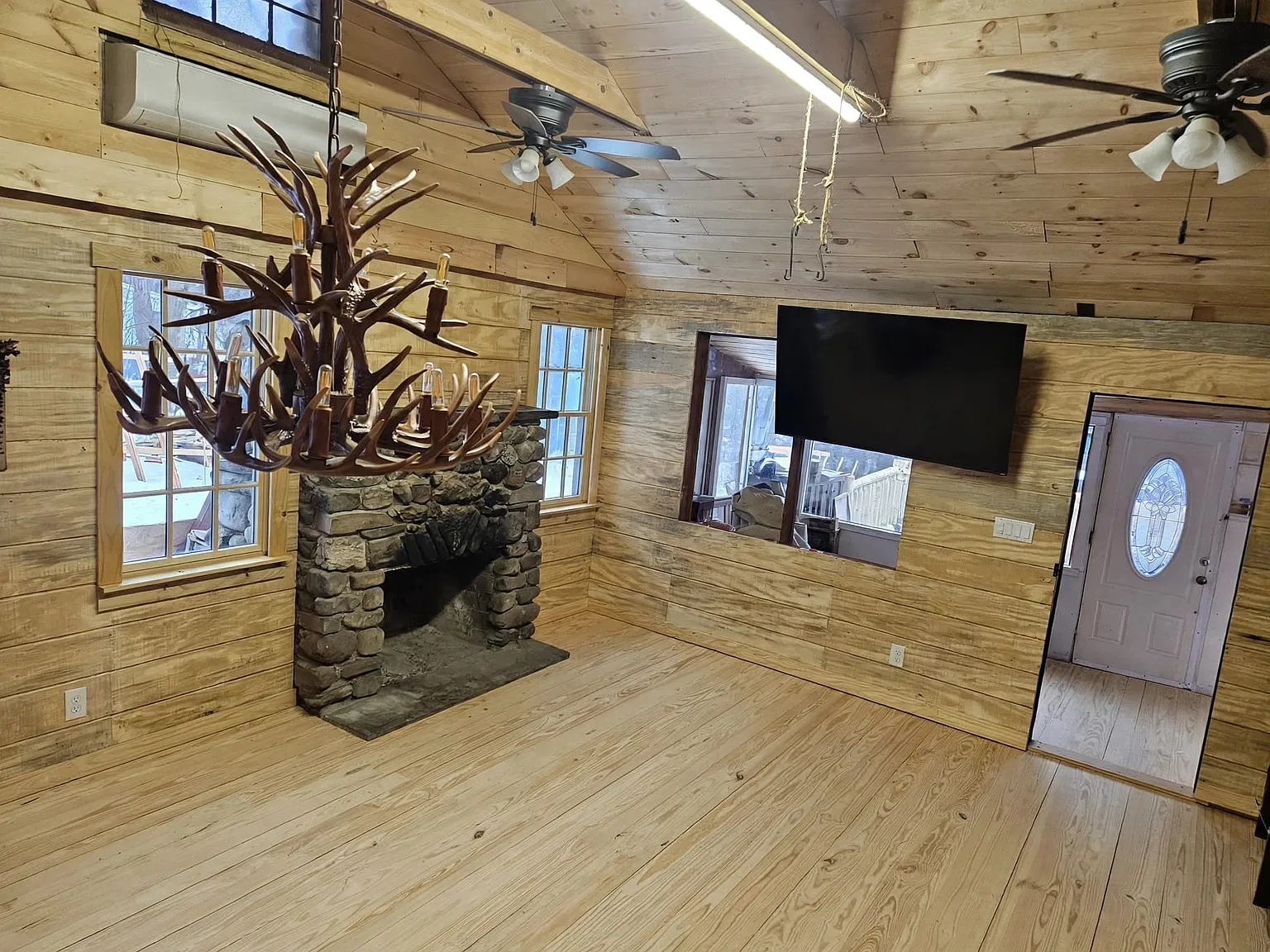 3 bed, 913 sqft, $2,500 — Photo 3