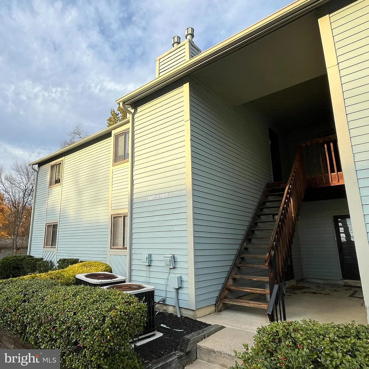 Building Photo - 1909 Woodhollow Dr