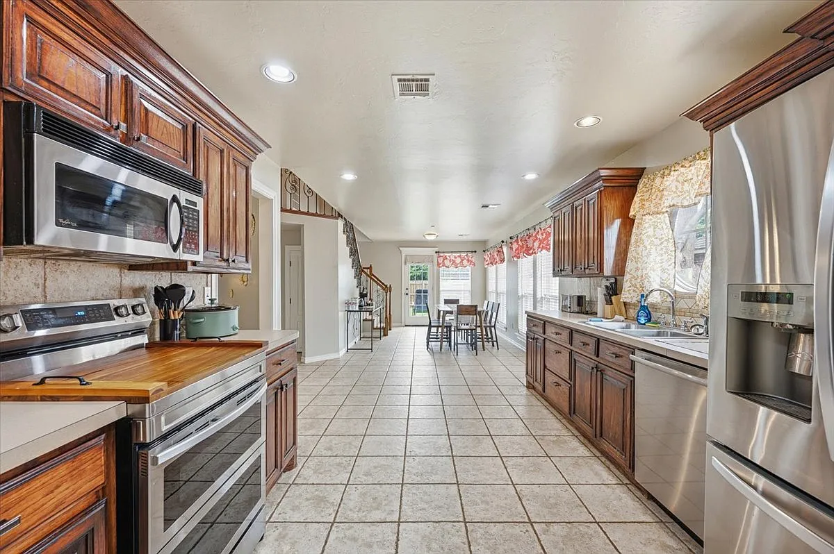 3 bed, 1994 sqft, $3,345 — Photo 4