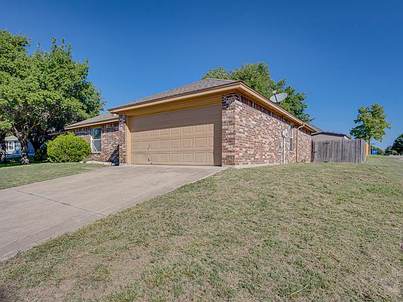 3rd image of 4032 Devonaire Dr