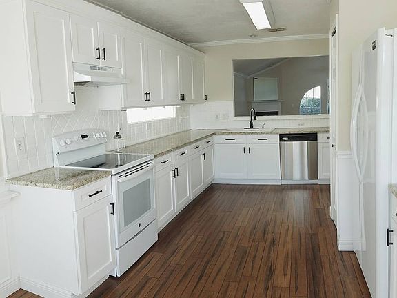 5th image of 209 Charlemagne Cir