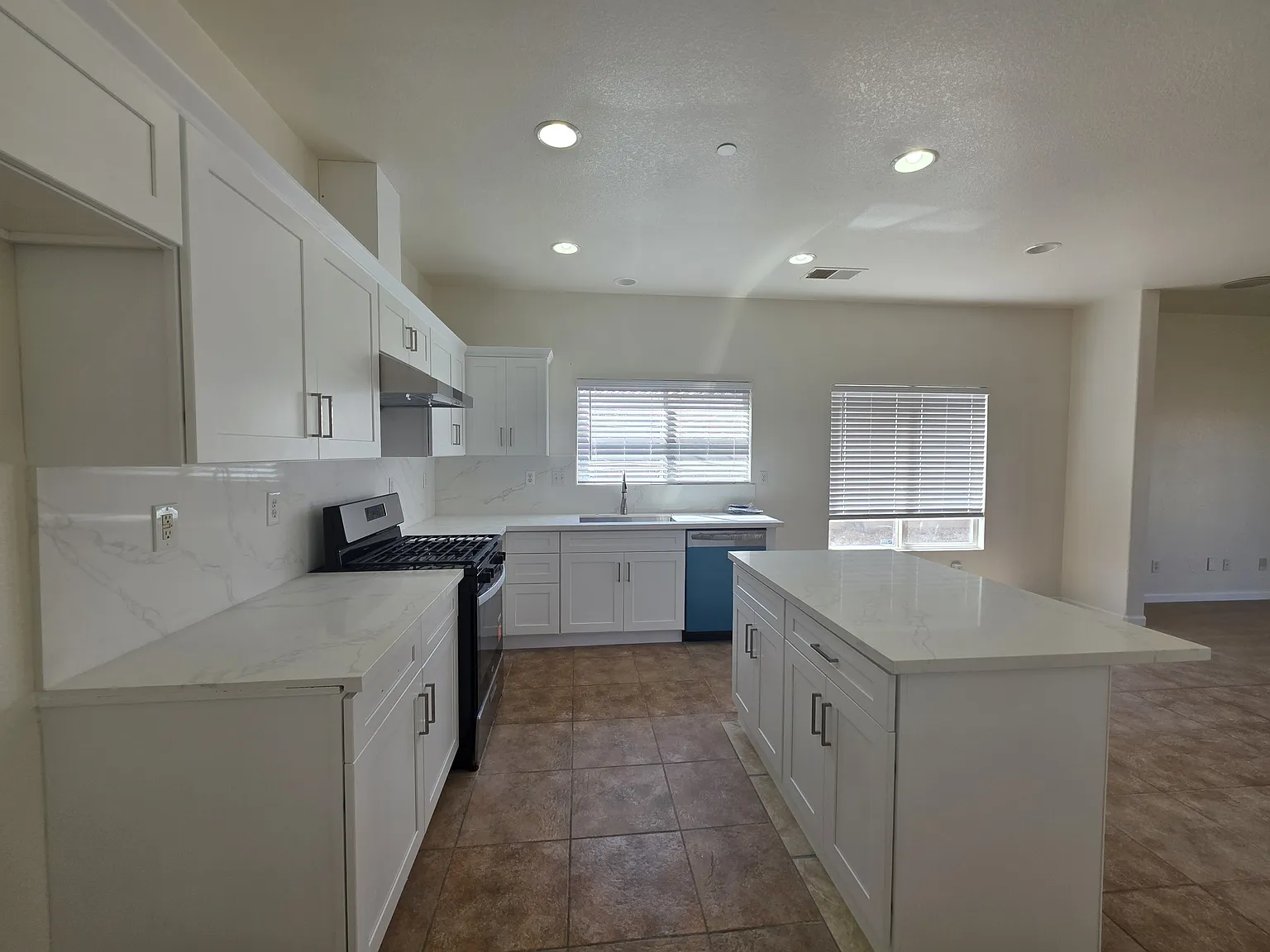 4 bed, 2107 sqft, $3,200 — Photo 4