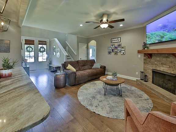 5th image of 402 S Chinkapin Dr