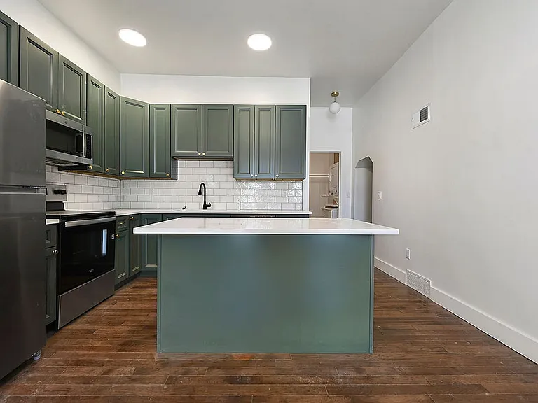 811 West St — Photo 4