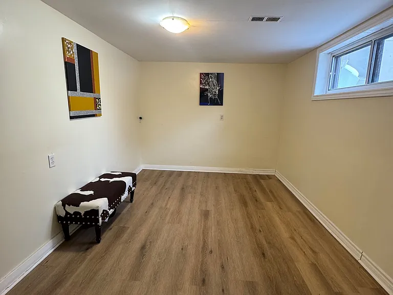 207 Lawrence Ave #BASEMENT — Photo 4