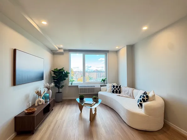 83-07 Queens Boulevard image 1 of 7