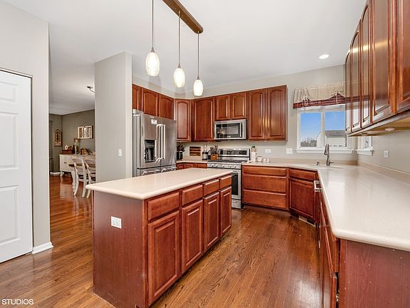 4th image of 781 Belmont Ct