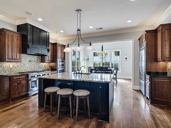 5th image of 255 Ridgewood Dr