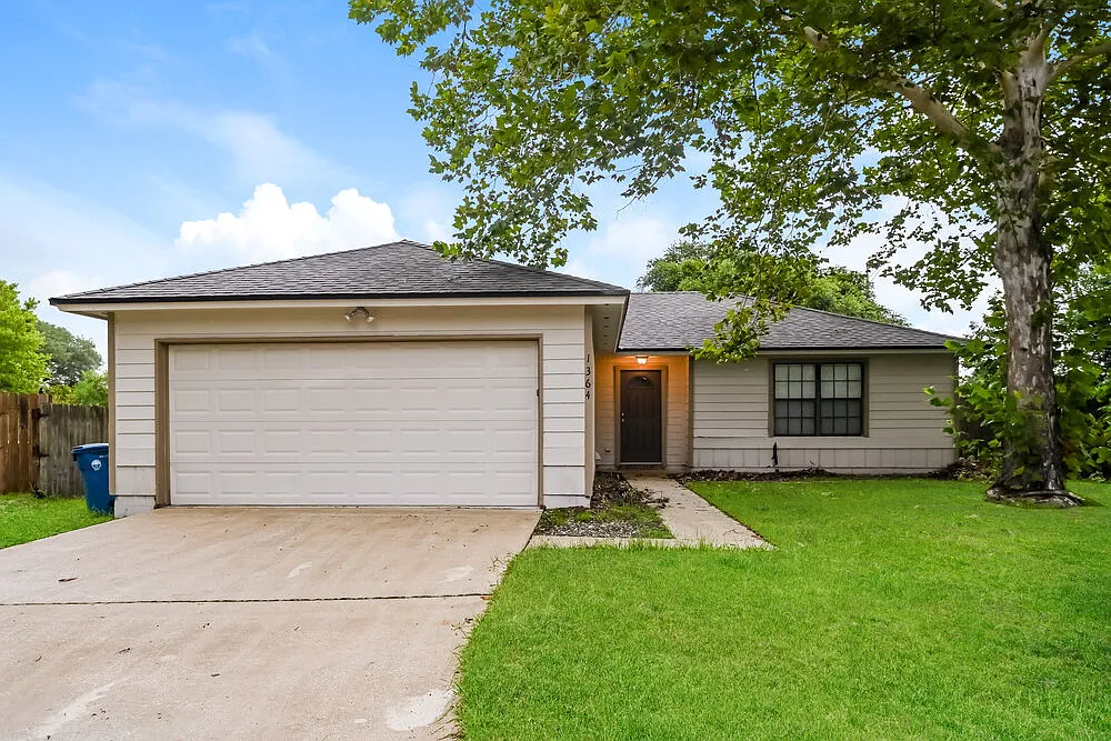 3 bed, 2.0 bath, 1400 sqft, $2,820 — Photo 1
