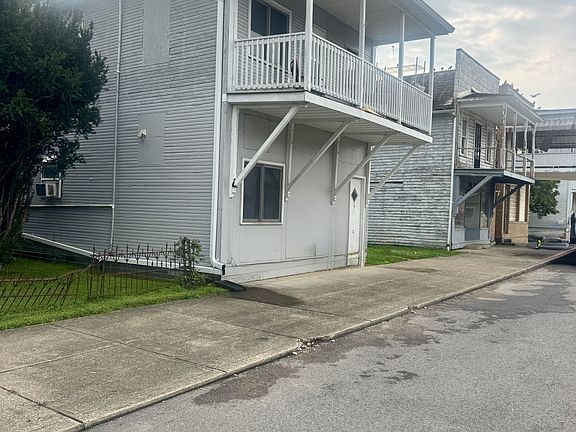 3rd image of 13936 Locust St