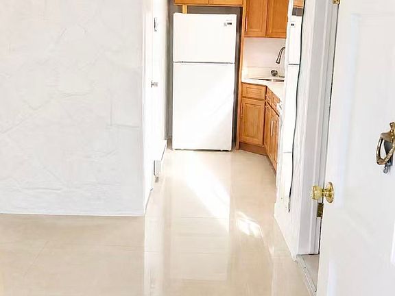 4th image of 15524 Locke Ave Floor 1