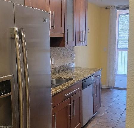 3rd image of 825 E Henry Clay St APT 104