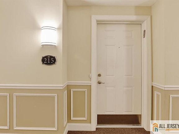 5th image of 215 Bloomsbury Dr