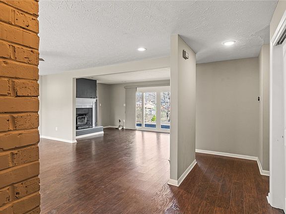 4th image of 4096 Woodedge Dr