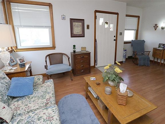 3rd image of 626 Oxford Blvd