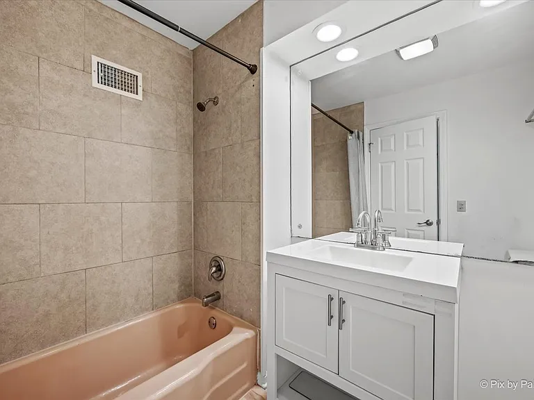 116 S Deerpath Rd — Photo 16