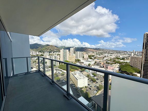 Spacious lanai with mountain views