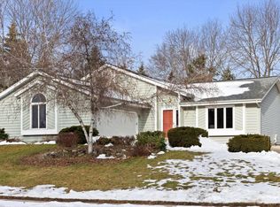 1263 Willow Grove Dr, Pewaukee, WI 53072