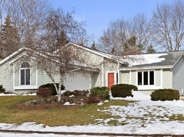 1263 Willow Grove DRIVE, Pewaukee, WI 53072