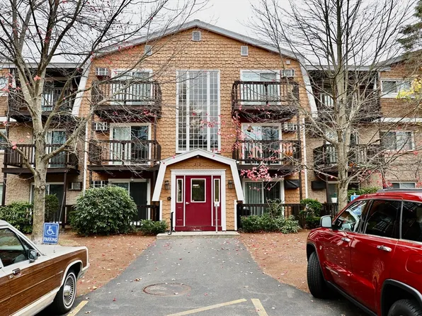 310 Brook Village Rd APT 45, Nashua, NH 03062