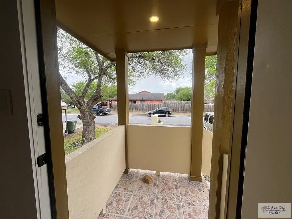 3 bed, 2.0 bath, 1302 sqft, $1,800 — Photo 3