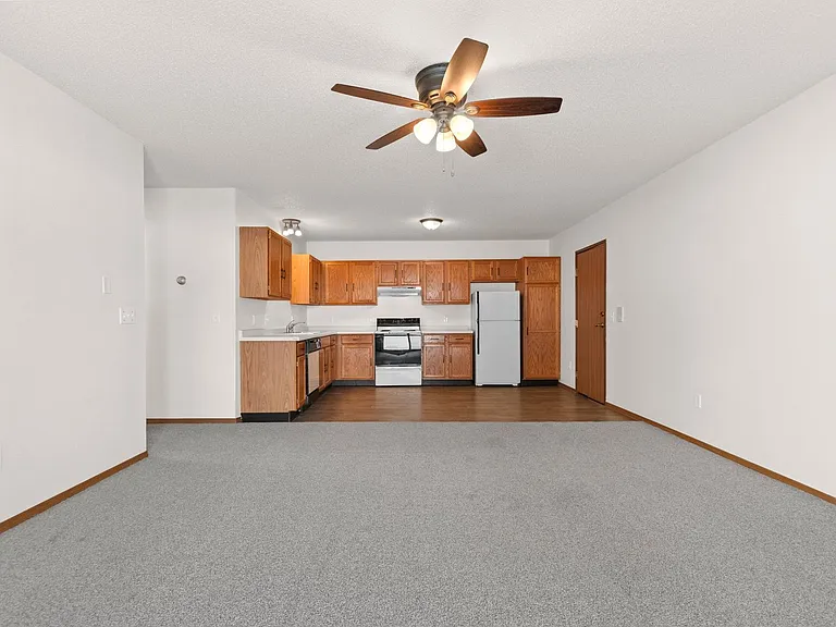 Sunshine Court Apartments — Photo 6