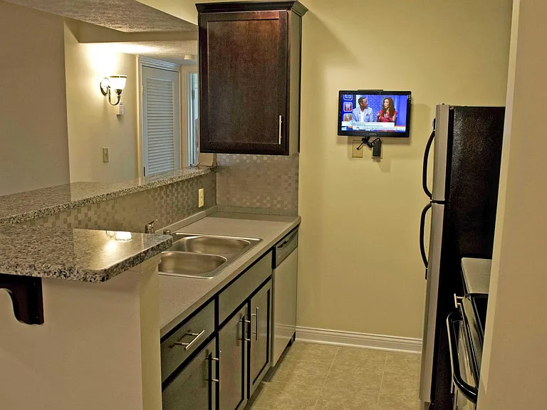Park Court Apartments — Photo 10