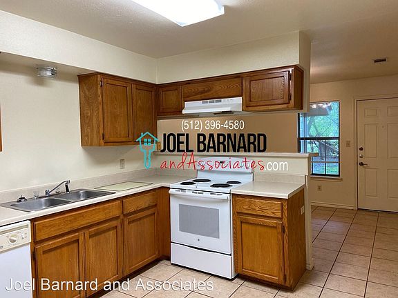 5th image of 1311B Baylor St