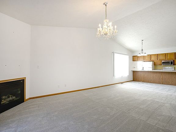 4th image of 2384 Arnold Ave